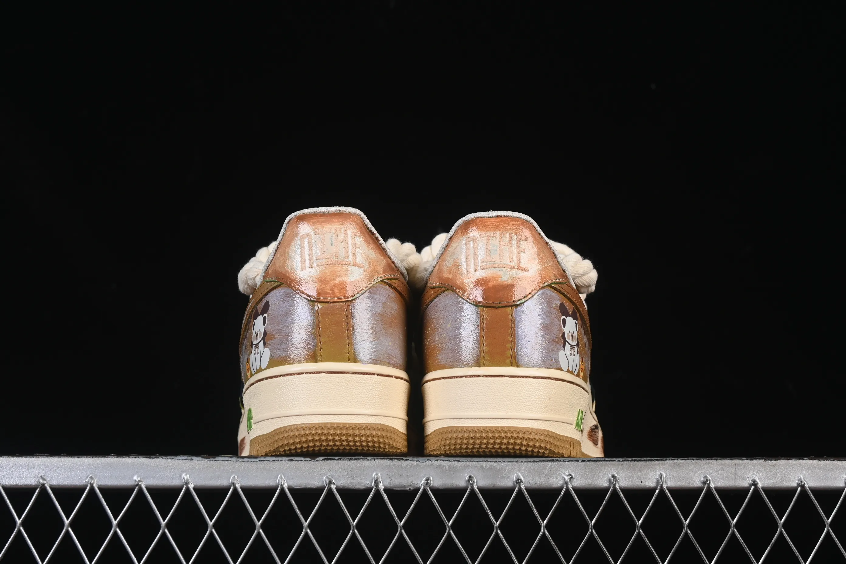 All categories Nk Air Force 1 Air Force series Nk Air Force 1 Low Air Force low-top Nike Air Force 1'07 Low "Milk Coffee Bear" Hand-painted graffiti Milk Coffee Bear Air Force 1 low-top casual sneakers XL2321-666